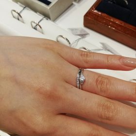 【1122 iifuufu bridal(いい夫婦ブライダル)の口コミ】 指輪は、ダイヤのグレードも高く、リングもプラチナで申し分無しでした。
…