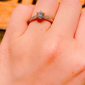 【銀座ダイヤモンドシライシの口コミ】 指が短いので、長く細く見えて着け心地の良いものを探していました。少し…