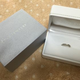 【STAR JEWELRY(スタージュエリー)の口コミ】 夫と2人で見に行き、デザインが気に入って購入しました。当初は石のないシ…