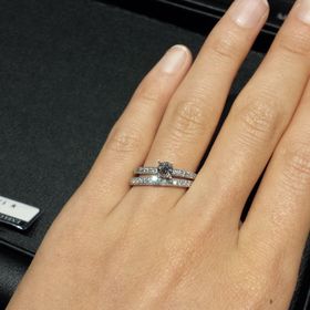 【エクセルコダイヤモンド(EXELCO DIAMOND)の口コミ】 リングに全体的にダイヤがあってキラキラしているのがよかった。
横から見…