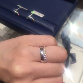 【銀座ダイヤモンドシライシの口コミ】 婚約指輪を探していました。メレダイヤみたいな一粒ダイヤモンドは好きで…