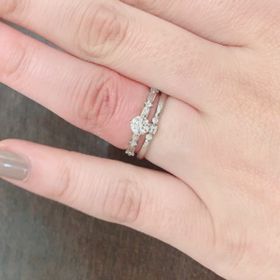 【LUCIE(ルシエ)の口コミ】 結婚指輪、婚約指輪共に華奢なデザインで繊細な細工が綺麗だと思いますし…