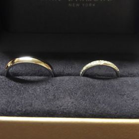【ラザール ダイヤモンド(LAZARE DIAMOND)の口コミ】 新郎は、手にあった重厚感のある太さを選びました。
新婦は、石の輝きと柔…