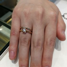 【Makana(マカナ)】の口コミ 花をモチーフにした、可愛らしく珍しいデザインに惹かれました。あまり華美...