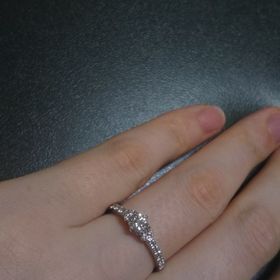 【アイプリモ(I-PRIMO)の口コミ】 真ん中に大きなダイヤがひとつ、その両サイドに小さなダイヤが二つずつ、…