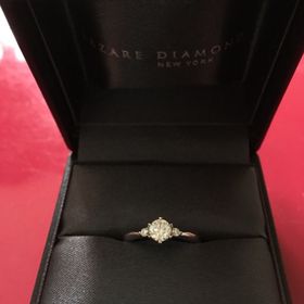 【ラザール ダイヤモンド(LAZARE DIAMOND)の口コミ】 ダイヤモンドの一流ブランドであること、真ん中の大粒のダイヤモンドをよ…