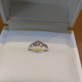 【ジュエリー東京の口コミ】 まず、価格が求めやすいのが良いと思いました。そして、同じくらいの価格…