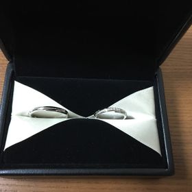 【エクセルコダイヤモンド(EXELCO DIAMOND)の口コミ】 元々ホームページで下見してから店舗へ行きました。
斜めのライン状にダイ…