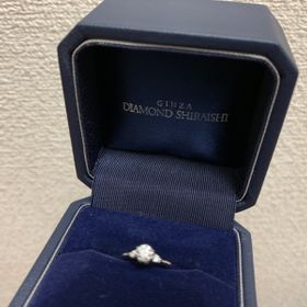 【銀座ダイヤモンドシライシの口コミ】 指が細いため、華奢なデザインを探していました。また一つ大きな石が付い…