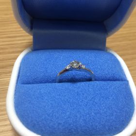 【銀座ダイヤモンドシライシの口コミ】 他のお店でも同じようなデザインのものはあり、ダイヤ一つだけではなく両…