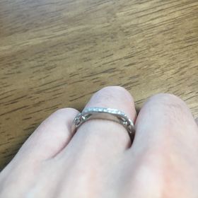 【ブルガリ(BVLGARI)の口コミ】 ハーフエタニティはどこのブランドでもありますが、横からの立体的なデザ…