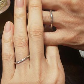 【ケイウノ ブライダル(K.UNO BRIDAL)の口コミ】 流線型のデザインが指をきれいに見せてくれます。ダイヤの輝きが美しく、…