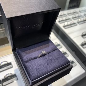 【ラザール ダイヤモンド(LAZARE DIAMOND)の口コミ】 シンプル且つ上品なデザインであり、結婚指輪との重ね付けをしても重くな…