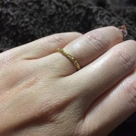 【LUCIE(ルシエ)の口コミ】 結婚指輪やシンプルなエタニティリングと組み合わせたかった為、細身でシ…