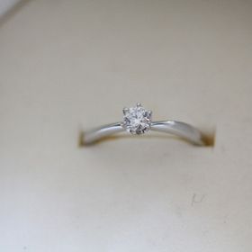 【4℃ BRIDAL(ヨンドシーブライダル)の口コミ】 私に内緒で夫が購入してくれました。
シンプルだけど可愛らしいイメージが…