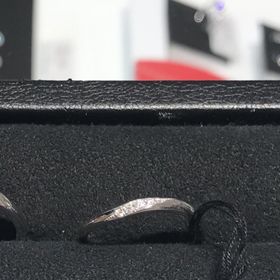 【FOREVERMARK(フォーエバーマーク)の口コミ】 プラチナで、ウエーブのデザインに、センターに小さなダイヤモンドが並ん…