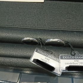 【エクセルコダイヤモンド(EXELCO DIAMOND)の口コミ】 この指輪はストレートデザインで斜めにダイヤモンドが入っているタイプで…