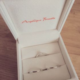 【アンジェリックフォセッテ(Angelique Fossette)の口コミ】 結婚指輪はストレートの一石タイプで探していました。指に着けてみたら、…