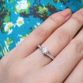 【銀座ダイヤモンドシライシの口コミ】 マリッジリングとの重ねづけも可愛く華やかで、銀座ダイヤモンドシライシ…