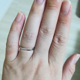 【アイプリモ(I-PRIMO)の口コミ】 いろんな方向から見た時、全然違う指輪に見えるところに惹かれました。

…