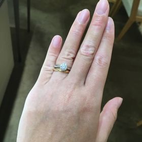 【カルティエ(Cartier)の口コミ】 ゴールドタイプの結婚指輪です。海外ではゴールドが主流とのことで、試着…