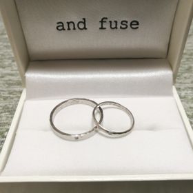 【湘南彫金工房 andfuseの口コミ】 二人で指輪が作れると言うのが一番の決め手です。
二人で素材選びや、デザ…