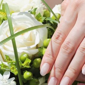 【ブシュロン(BOUCHERON)の口コミ】 一般的な婚約指輪のタイプとは異なるデザインですが、華やかで普段のお出…