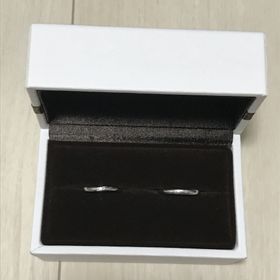 【アイプリモ(I-PRIMO)の口コミ】 婚約指輪と重ね付けを前提として選びました。
婚約指輪がウェーブしている…