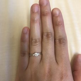 【GALA JEWELRY(ガラジュエリー)の口コミ】 つけた際のデザインがとても気に入りました。周りにも好評です。値段も問…