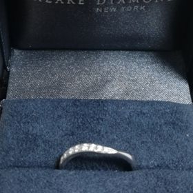 【ラザール ダイヤモンド(LAZARE DIAMOND)の口コミ】 私は、材質はプラチナ。付けたらスッキリ見えるタイプのデザインを探しま…