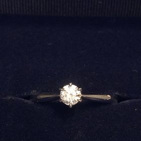 【銀座ダイヤモンドシライシの口コミ】 年齢を重ねても違和感なくつけられるよう、シンプルなデザインを選びまし…