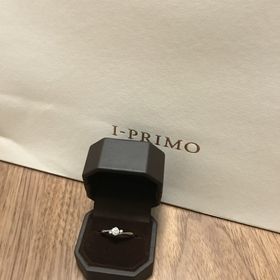 【アイプリモ(I-PRIMO)の口コミ】 価格は20〜25万ぐらいで探していました。
石が一つよりも、左右にメレダイ…
