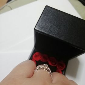 【エクセルコダイヤモンド(EXELCO DIAMOND)の口コミ】 たくさんの指輪を試着させてもらい、一つ一つ比べながら決めました。エリ…