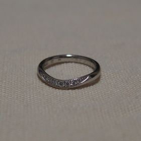 【ROYAL ASSCHER(ロイヤル・アッシャー)の口コミ】 リングがやわらかい「V」の字の形をしていて指がきれいに見え、リングの太…