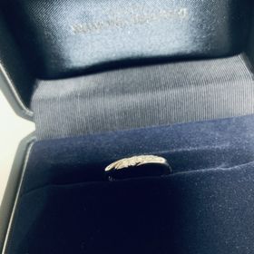 【銀座ダイヤモンドシライシの口コミ】 HPで見て一目惚れをしました。
ダイヤは欲しいけれど、派手すぎるデザイン…