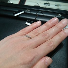 【ラザール ダイヤモンド(LAZARE DIAMOND)の口コミ】 少しウエーブがかかっていて、ダイヤモンドの数も程よく入っていて綺麗な…