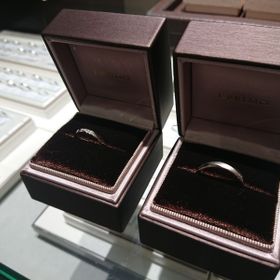 【アイプリモ(I-PRIMO)の口コミ】 指が短く太いので、ウェーブの指輪にしようとしてました。しかし彼がどう…