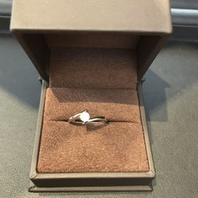 【ジュエリー東京の口コミ】 シンプルすぎないデザインの婚約指輪を探していたところ、色々スタッフさ…