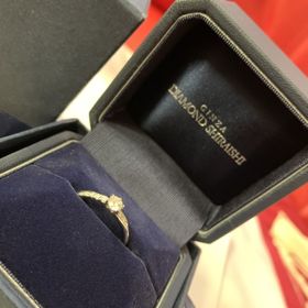 【銀座ダイヤモンドシライシの口コミ】 デザインが素敵で斜めに入ったメレダイヤが綺麗です。
ダイヤが沢山あり、…