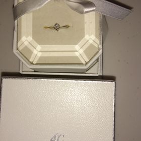 【4℃ BRIDAL(ヨンドシーブライダル)の口コミ】 シンプルなデザインが好きなので、彼に私の好みを伝えて選んでもらいまし…