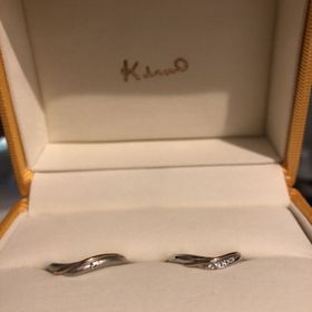 【ケイウノ ブライダル(K.UNO BRIDAL)の口コミ】 まずはデザイン重視で決めました。シルバーの中にピンクゴールドのライン…