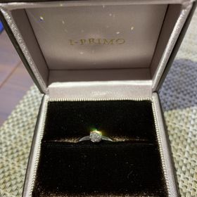 【アイプリモ(I-PRIMO)の口コミ】 六本の爪でダイヤを支えるデザインとなっており 横からでもダイヤの側面が…