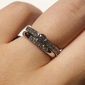 【ラザール ダイヤモンド(LAZARE DIAMOND)の口コミ】 まずデザイン！爪が出ていなく、引っかかりがない所が気に入りました。更…