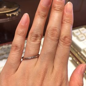 【ケイウノ ブライダル(K.UNO BRIDAL)の口コミ】 細くてシンプルなデザインがとてもステキでした。指輪のつけ心地もよいで…