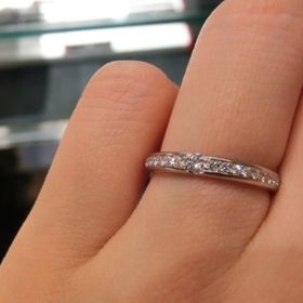 【ラザール ダイヤモンド(LAZARE DIAMOND)の口コミ】 沢山のダイヤがついており、またセンターに他より大きいダイヤがついてい…