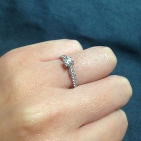 【ティファニー(Tiffany & Co.)の口コミ】 高すぎない金額で、一粒だけではなく周囲もぐるっとダイヤが囲んでいるエ…