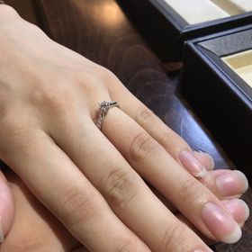 【TASAKI(タサキ)の口コミ】 一粒ダイヤとリングのまわりにもダイヤが埋め込まれた、キラキラとダイヤ…