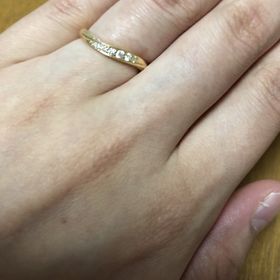 【銀座ダイヤモンドシライシの口コミ】 たくさんの指輪を見させていただきましたが、この指輪のダイヤとウェーブ…
