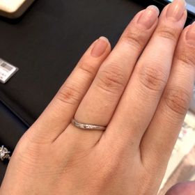 【Ginza Rim(銀座リム)の口コミ】 ピンクダイヤが真ん中についているデザインの指輪で、ゴールドのミル打ち…