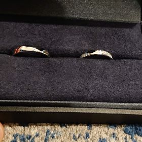 【ラザール ダイヤモンド(LAZARE DIAMOND)の口コミ】 男性用は指が太いのでリングも太めに見えるデザインで尚且つ少しのファッ…